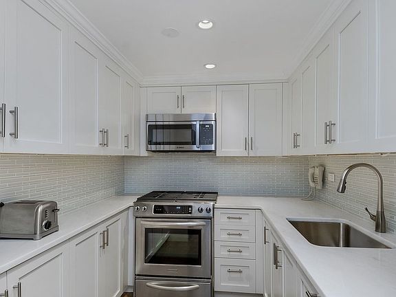 3rd image of 15 W 72nd St APT 23H