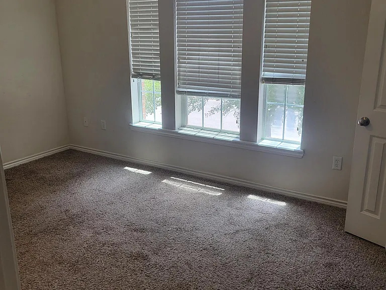 2327 Cornell Dr — Photo 10
