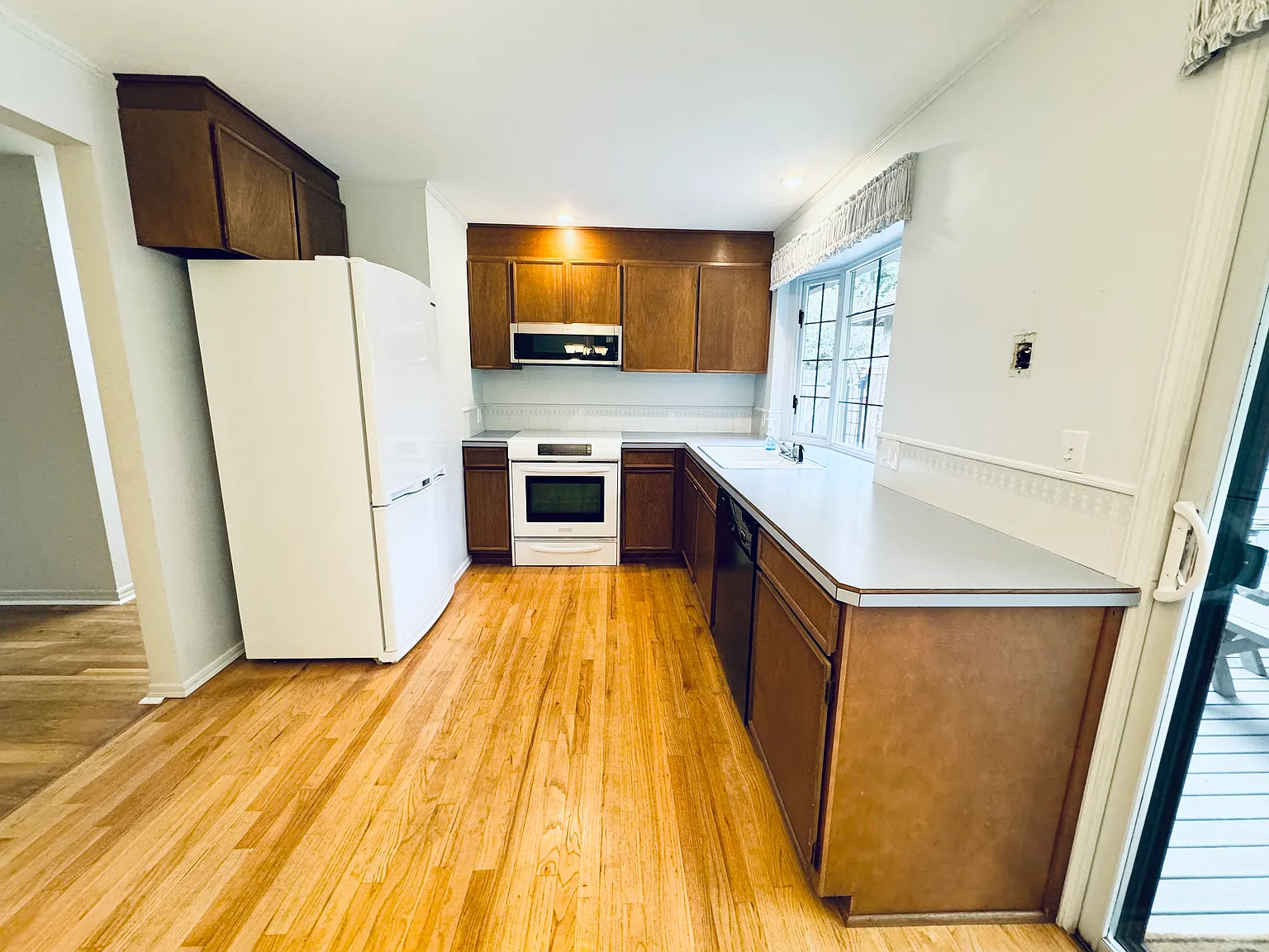 3 bed, 1.5 bath, 1250 sqft, $3,950 — Photo 4