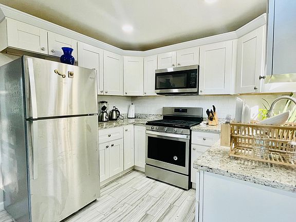 3rd image of 1096 Woodland Ave Floor 1