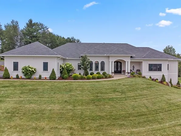 19 E Country Gate Pl, Vestal, NY 13850