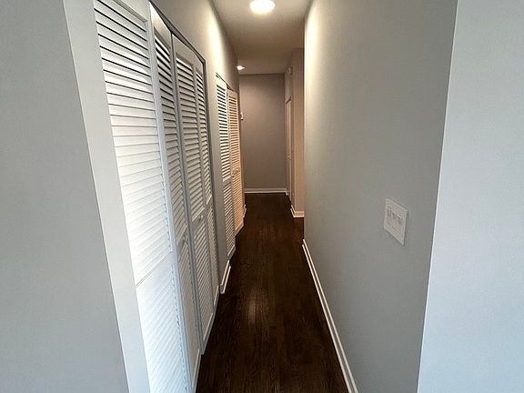 3rd image of 834 W Montrose Ave Unit 403