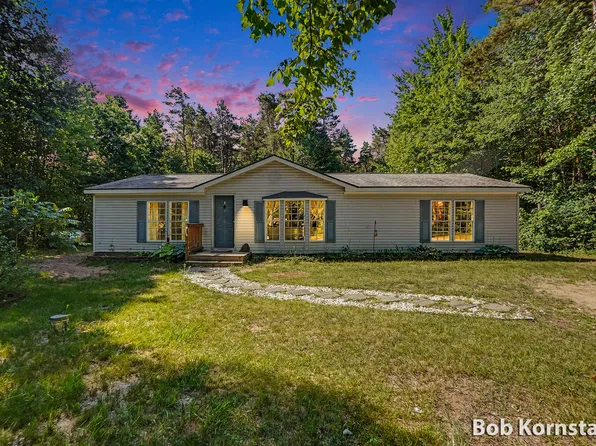 755 Cypress St, Howard City, MI 49329