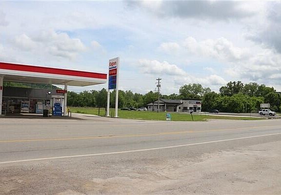 2nd image of 896 S 25th Hwy