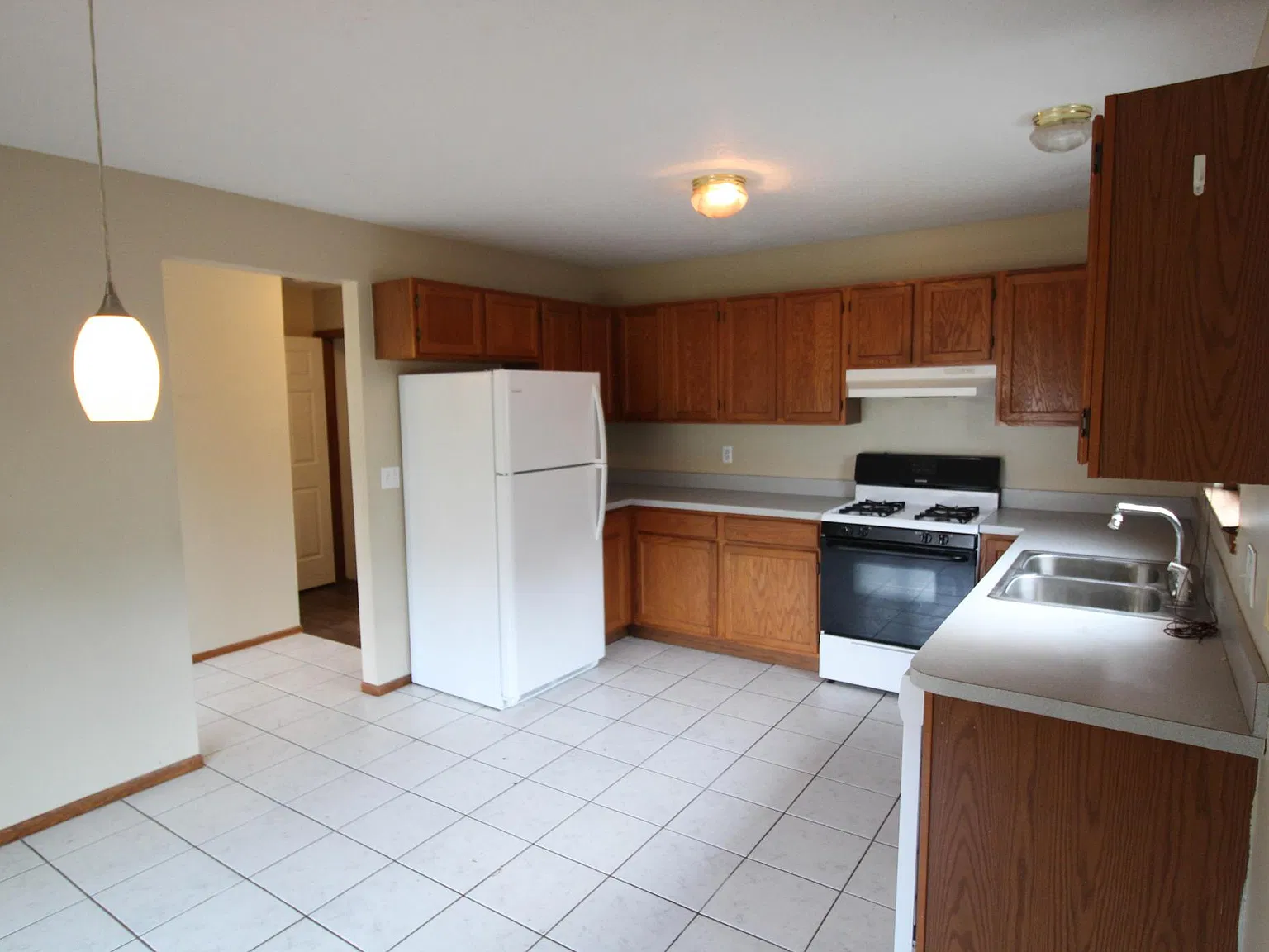 3 bed, 1.5 bath, 1221 sqft, $1,895 — Photo 4