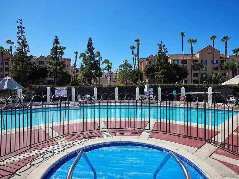 La Jolla Garden Villas pool and hot tub