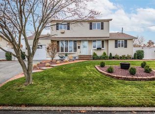 68 Udalia Rd, West Islip, NY 11795