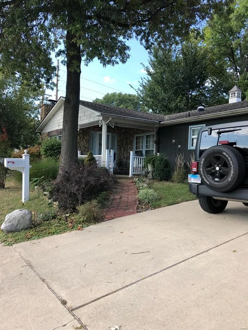 2705 Marshall Ave photo 1