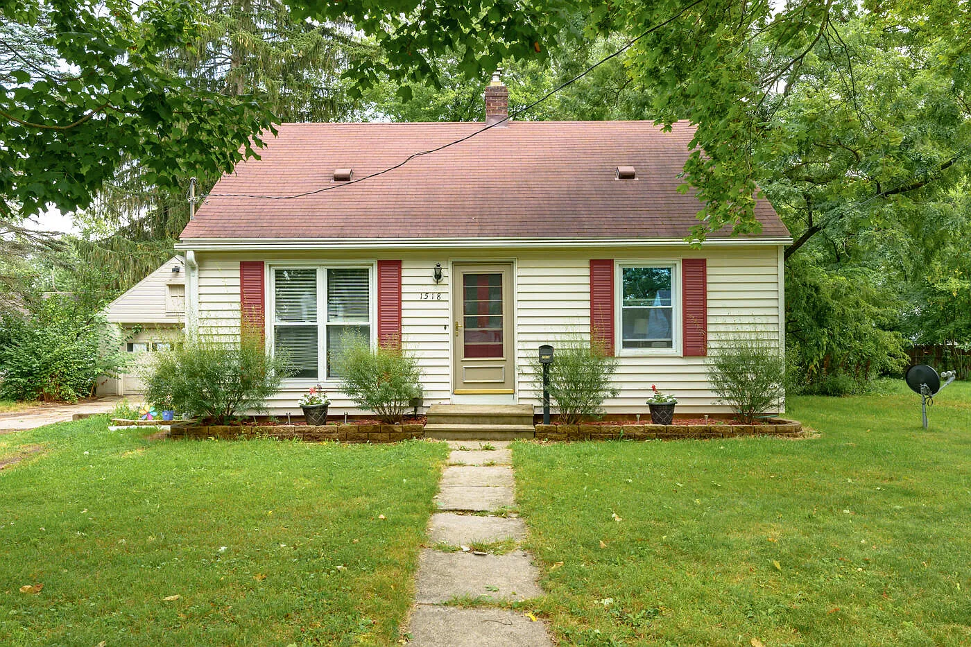 1518 Woodrow Dr photo 1