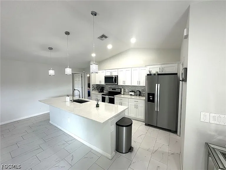 3710 38th St SW — Photo 3