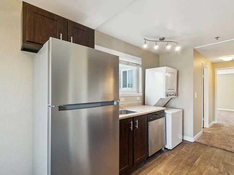 Spinnaker Apartments — Photo 12