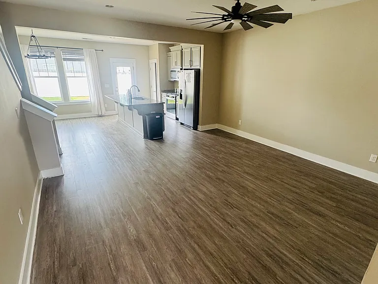 110 Addington Ln — Photo 2