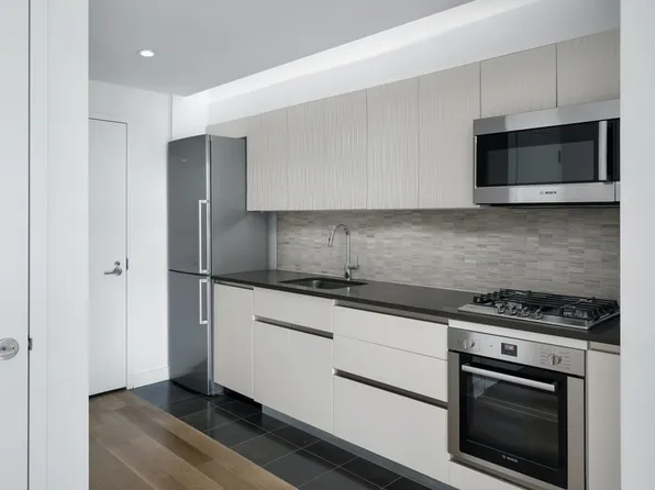 1050 6th Avenue 3C image 2 of 8