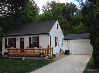 31600 McNamee St, Fraser, MI 48026