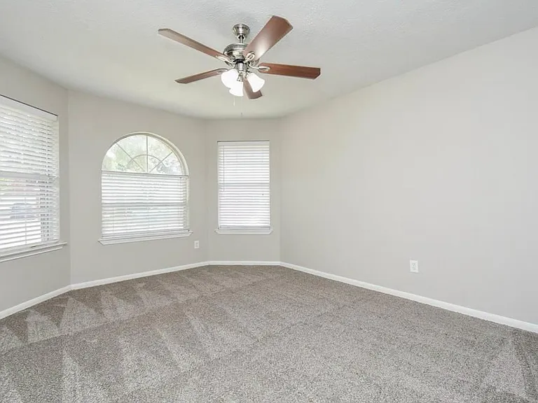 2519 Fox River Ln — Photo 5