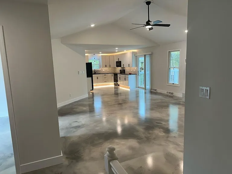 2301 Grant Ln — Photo 5