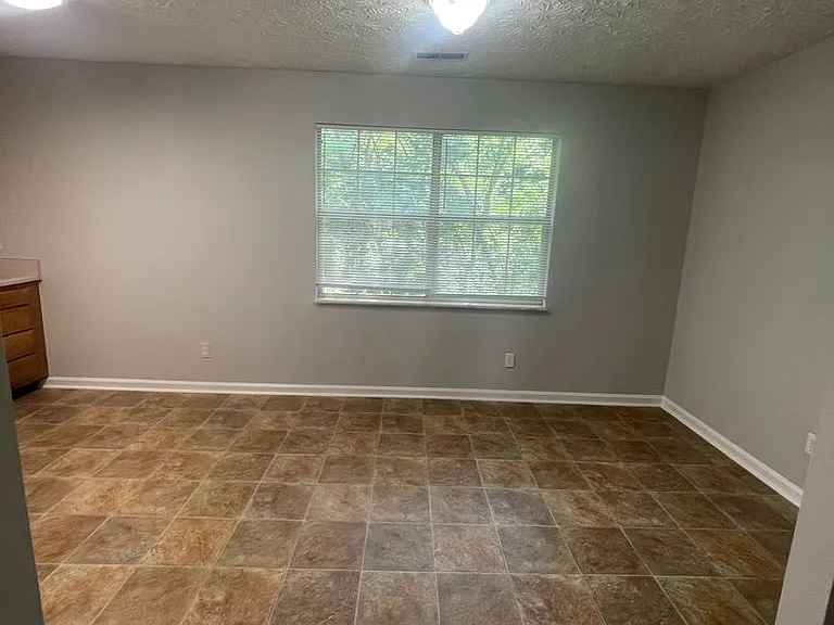 1215 Overton Ln — Photo 5