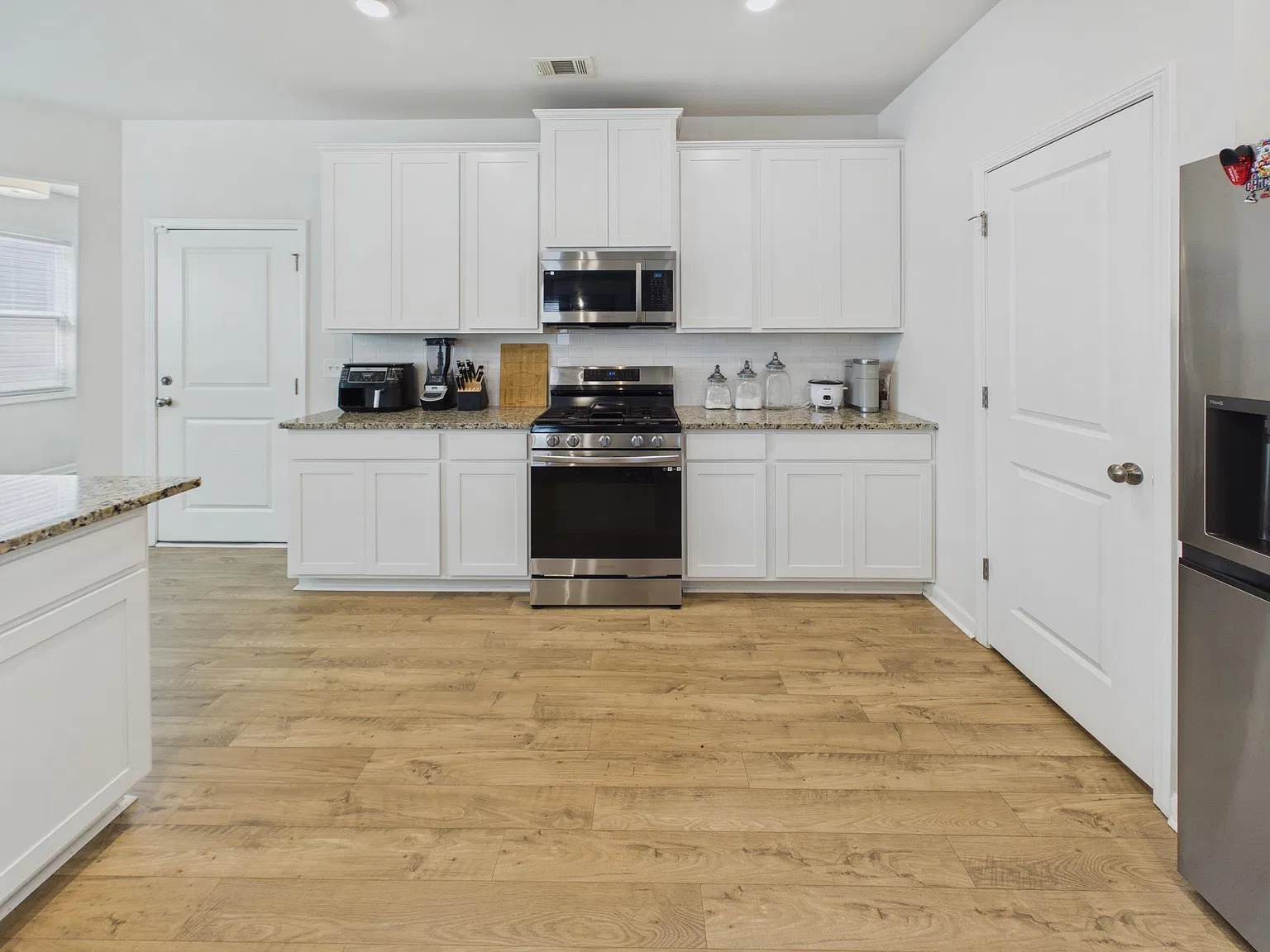 3 bed, 2.5 bath, 2264 sqft, $2,200 — Photo 3