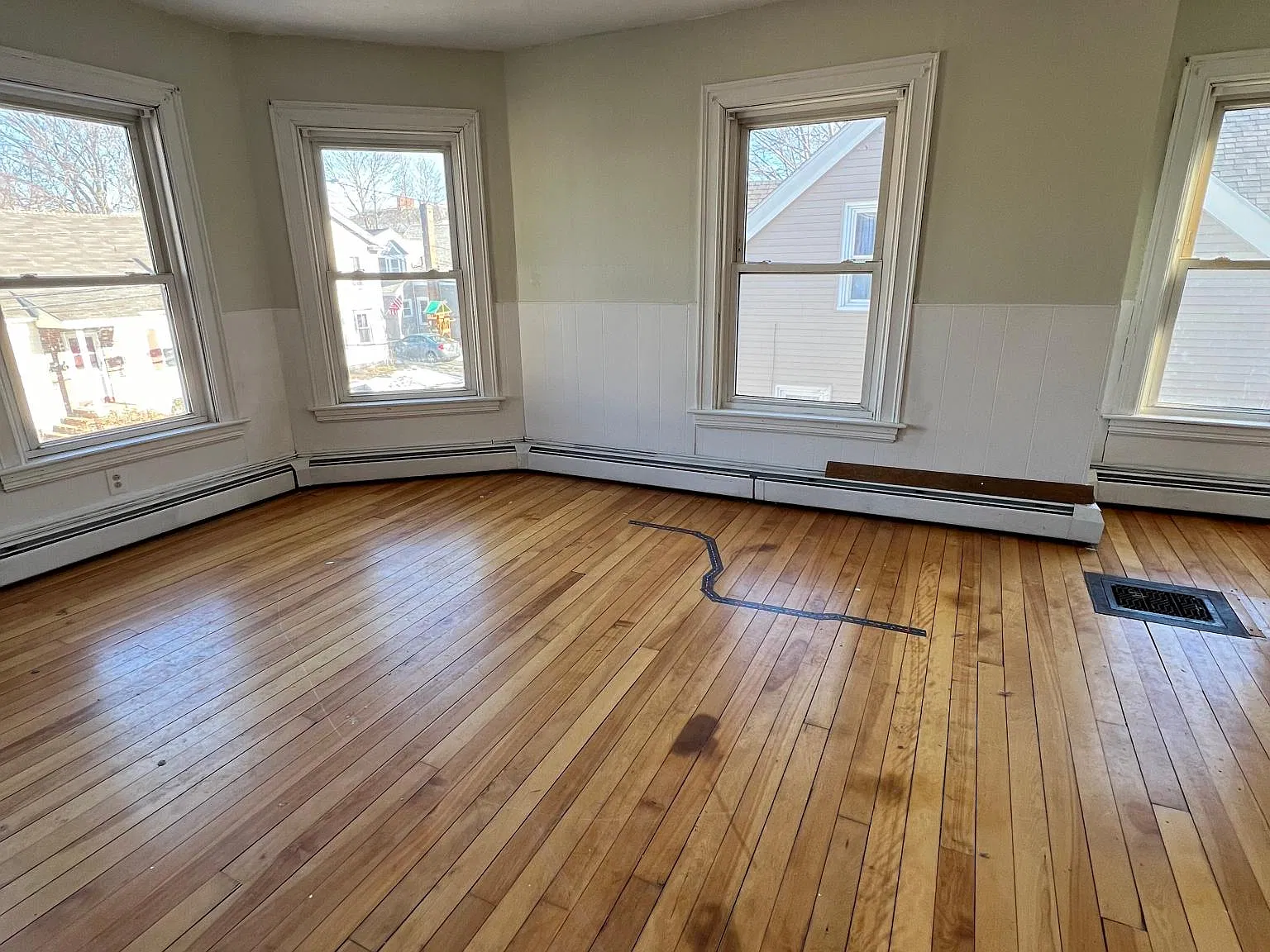 5 bed, 1.5 bath, 3500 sqft, $900 — Photo 2
