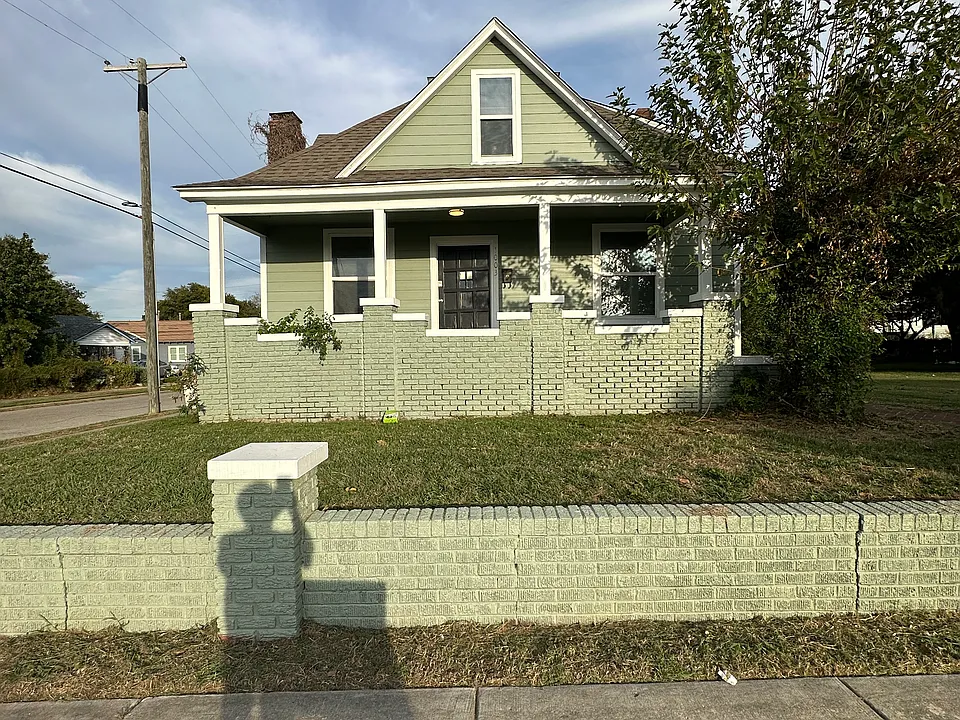 1003 S Quaker Ave