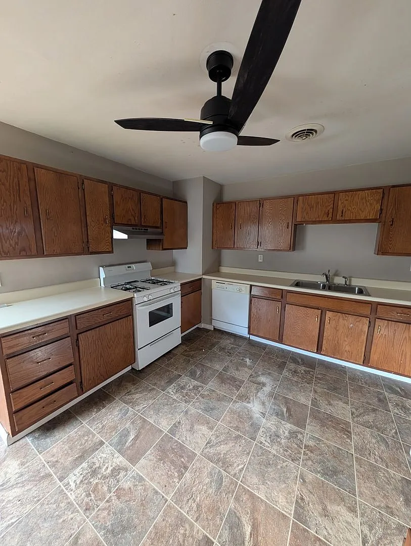 7 Garnet Ct — Photo 2