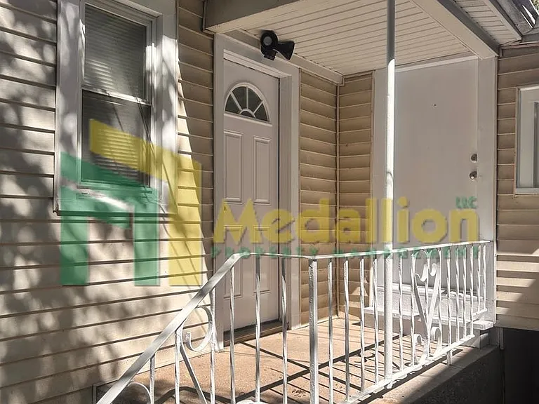 9116 S Greenwood Ave — Photo 2