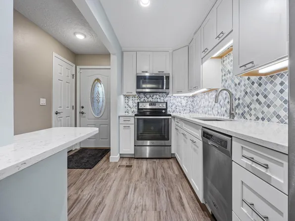 1701 42nd St S, Fargo, ND 58103