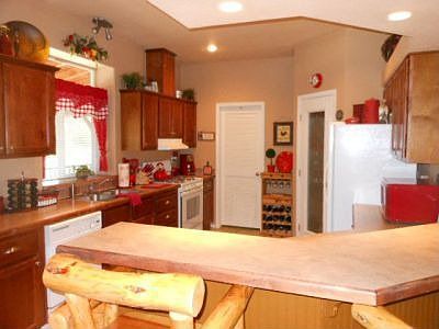 Kitchen pantry & brkfst bar