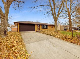 8037 Ridgeview Dr, Des Moines, IA 50320