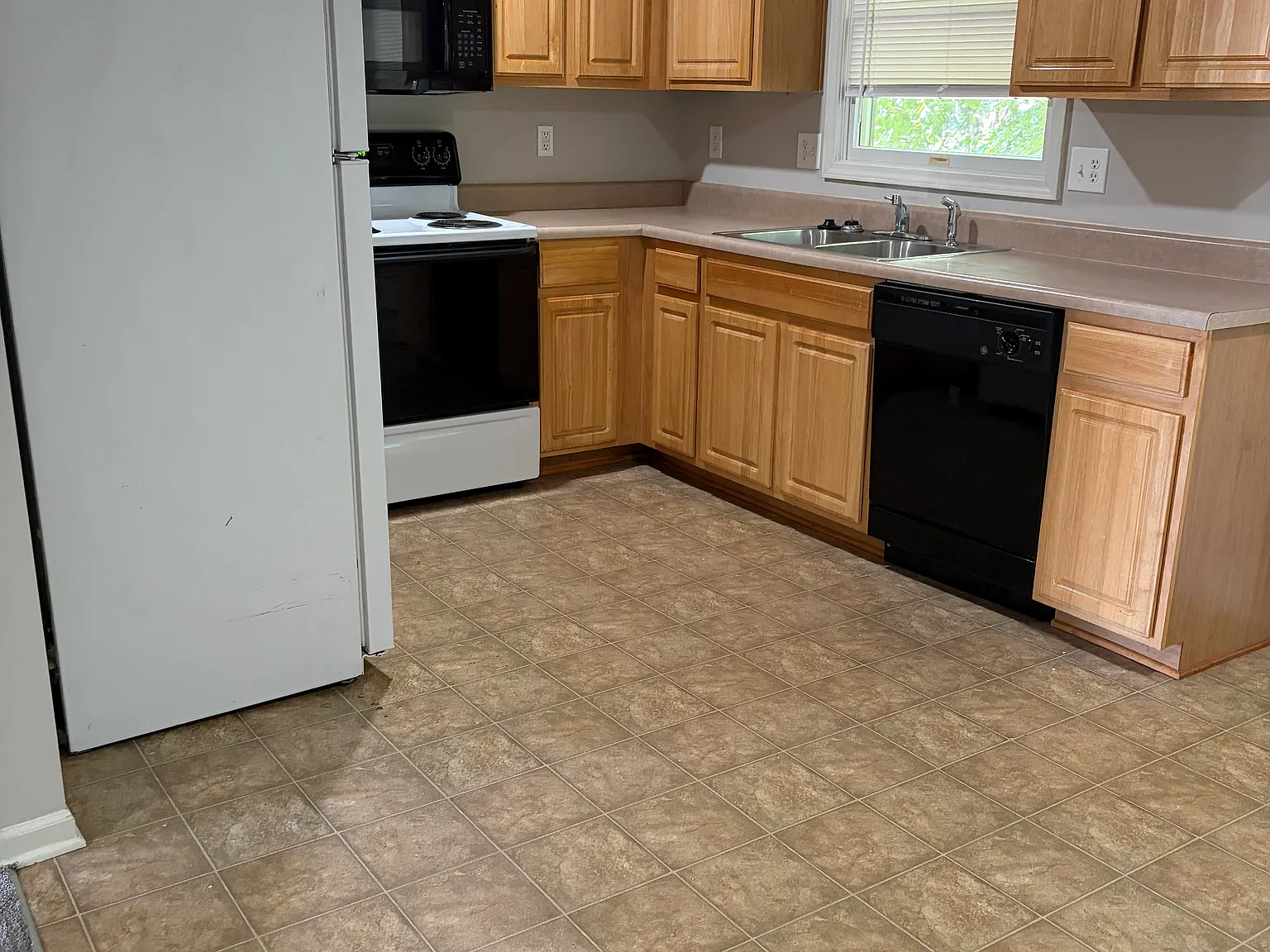 2 bed, 2.5 bath, 1300 sqft, $1,600 — Photo 2