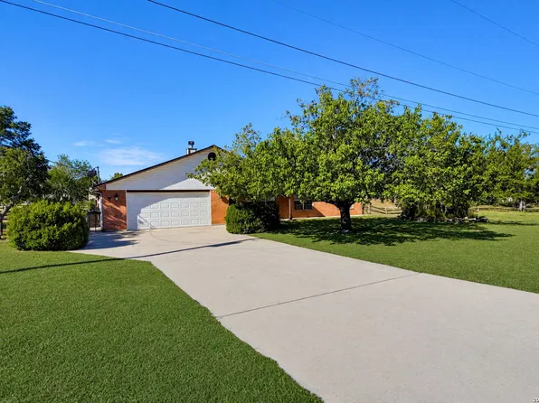 432 Knollwood Circle, Bandera, TX 78003