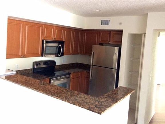 4th image of 13770 NE 3rd Ct APT 202