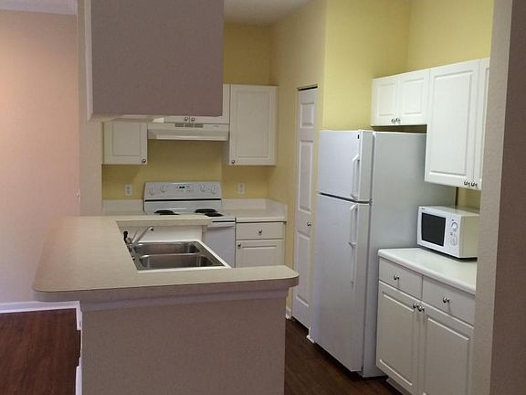 4th image of 812 Arbor Lakes Cir