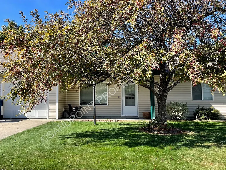 1305 Huckleberry Ave — Photo 2