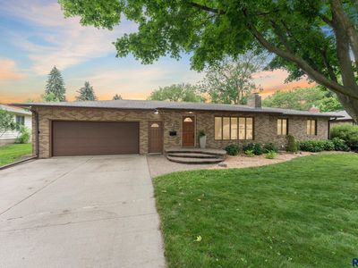 931 Crestview Dr, Vermillion, SD, 57069
