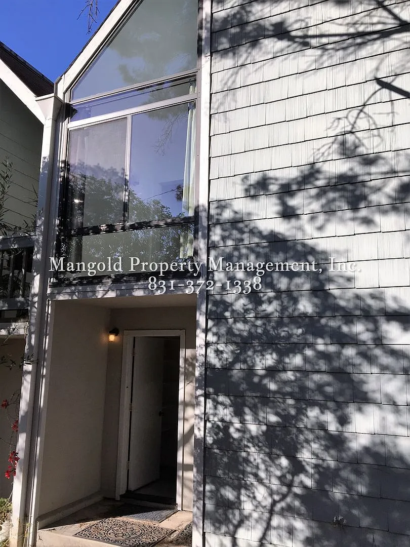 Spacious Condo In Great Pacific Grove Neighborhood — Photo 2