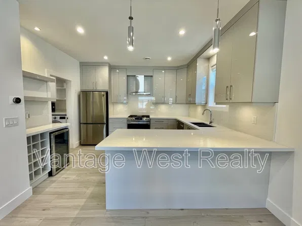 851 Martin Ave #2, Kelowna, BC V1Y 6V4