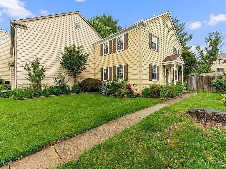 406 Maple Ct — Photo 2