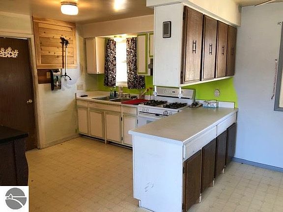 4th image of 302 S Shabwasung St