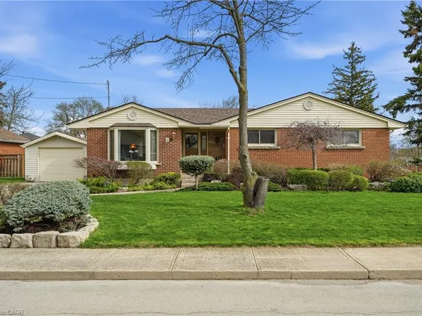 4 Tilbury Ct, Hamilton, ON L8T 2M4