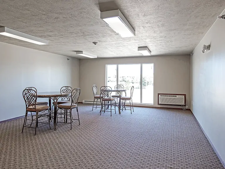 Auburn Manor Apartments — Photo 9