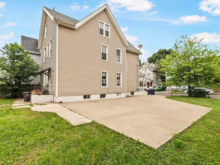 354 Poplar St #2 — Photo 15
