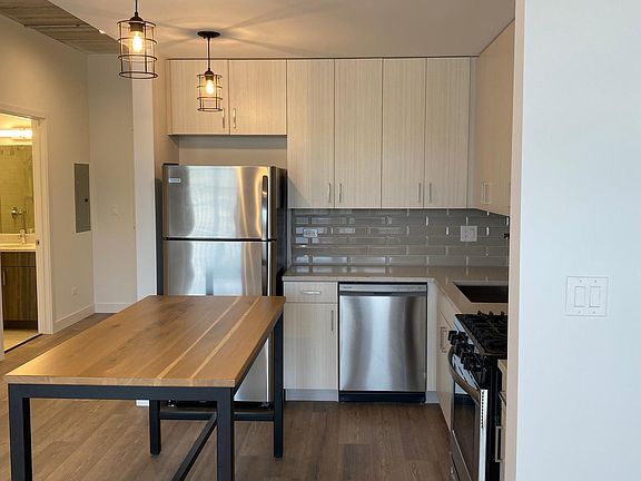3rd image of 2405 W Hutchinson St #511