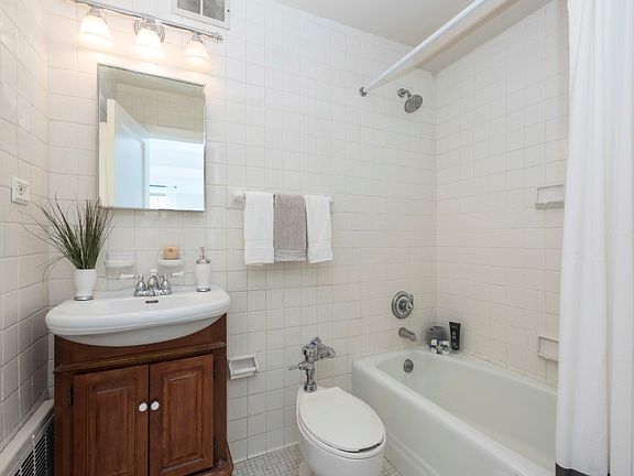5th image of 45 Christopher St APT 5C