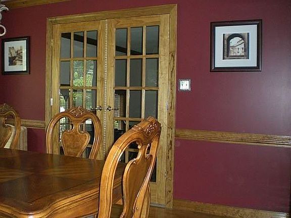 dining room w/ hardwood floors and crown molding