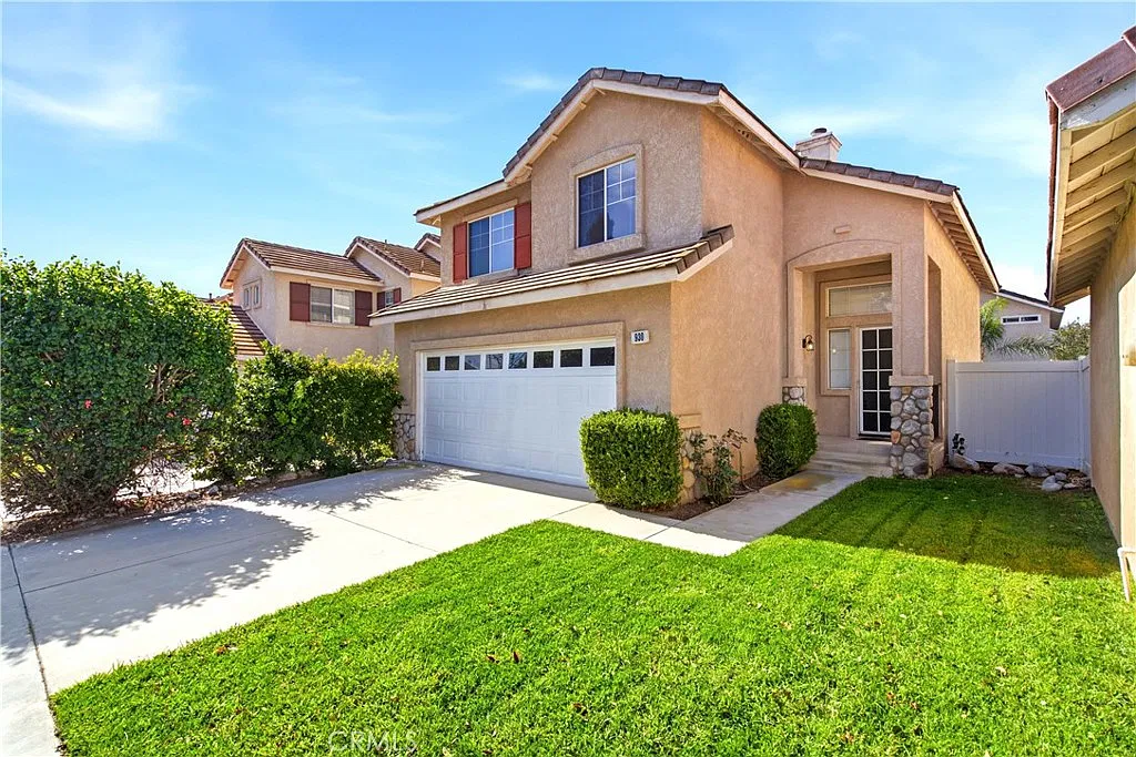 3 bed, 2.5 bath, 1357 sqft, $3,200 — Photo 2