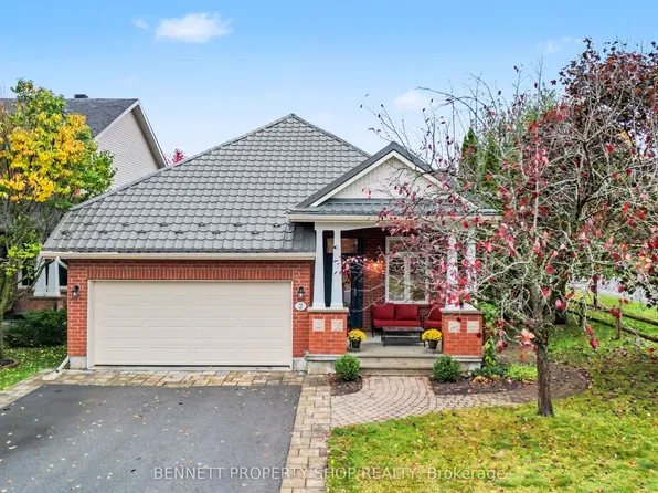 2 Thunderbird Cres, Ottawa, ON K2M 2H4