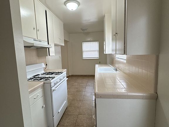 4th image of 1124 E St APT A