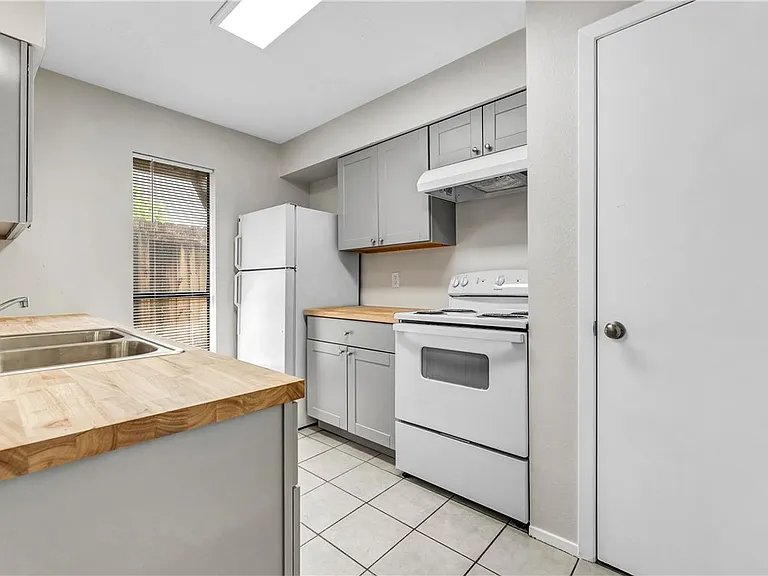 1520 Hawk Tree Dr #D — Photo 6