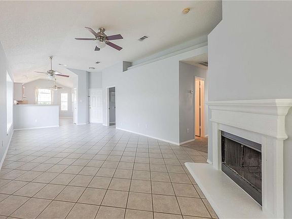 4th image of 904 Peacock Dr